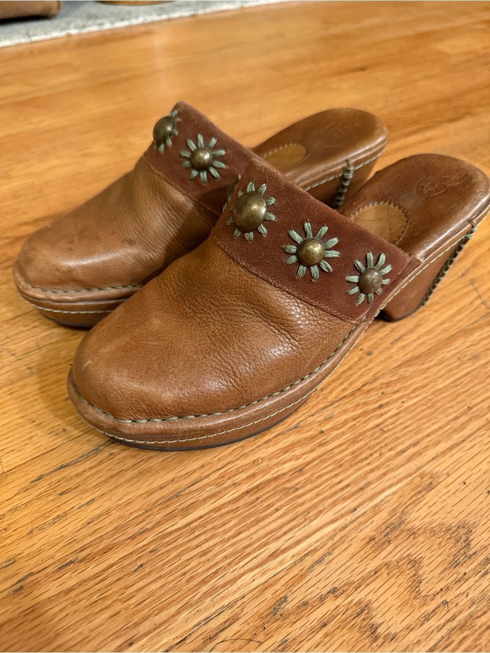 Ariat Women’s 8.5B Studded Leather Clogs Brown Western Slip On Mule Heels 21425
